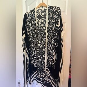 FREE WITH BUNDLE (3)Shiraleah Kimono M-L
(Pic 6-8 show missing thread left side)